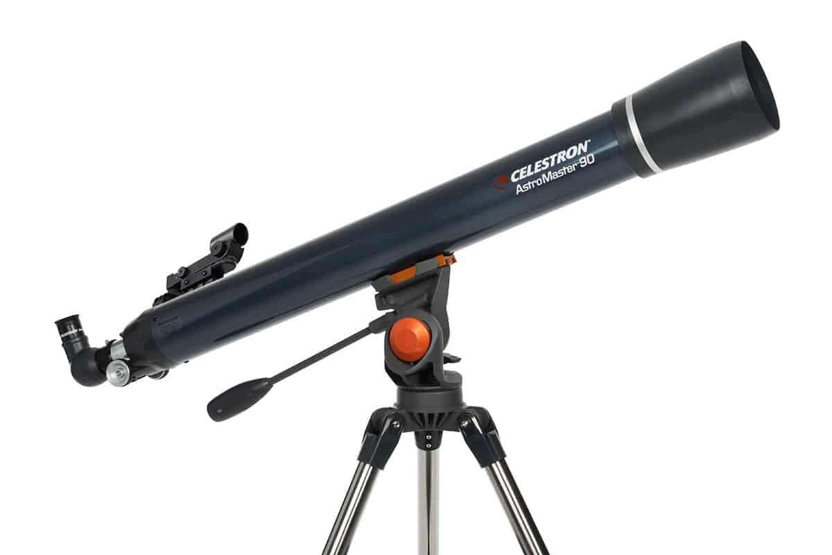 Telescopio Celestron Astromaster 90AZ su treppiede, ideale per osservazioni terrestri e astronomiche con montatura altazimutale.