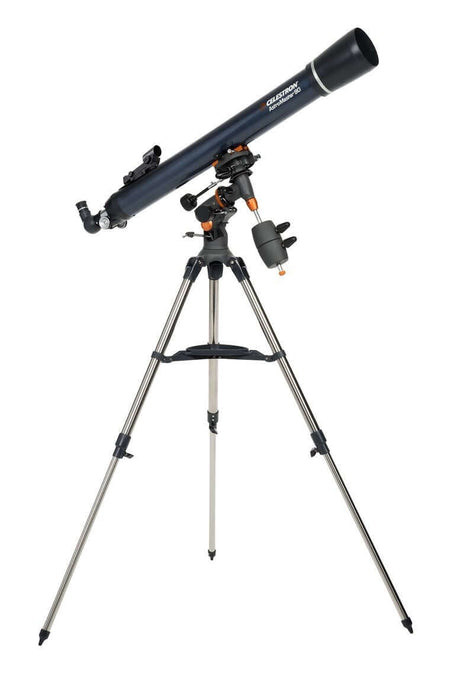 Telescopio Celestron Astromaster 90EQ su treppiede in acciaio per osservazioni astronomiche dettagliate della Luna e pianeti.