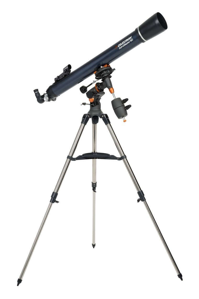 Telescopio Celestron Astromaster 90EQ su treppiede in acciaio per osservazioni astronomiche dettagliate della Luna e pianeti.