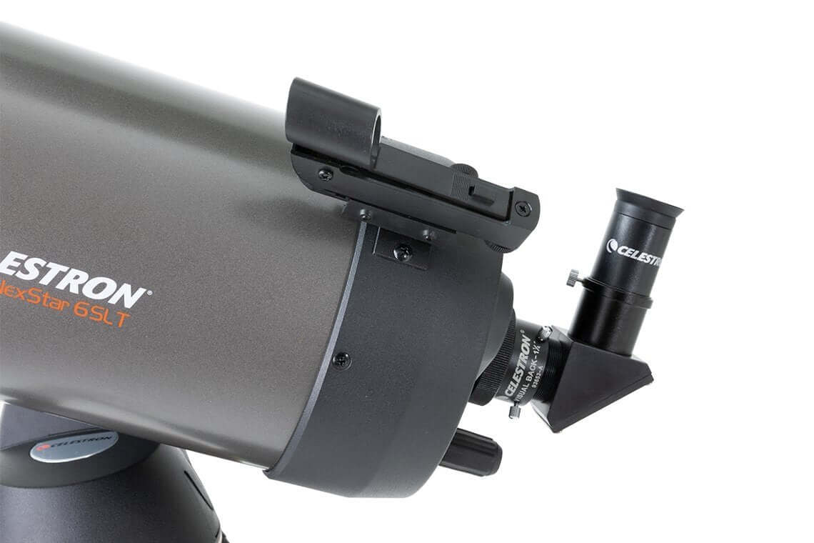 Primo piano del telescopio Celestron Nexstar 6 SLT con montatura computerizzata, ottiche da 6 pollici.