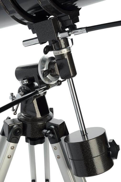 Dettaglio del supporto del telescopio Celestron PowerSeeker 127EQ-MD con motore di ascensione e adattatore per smartphone.