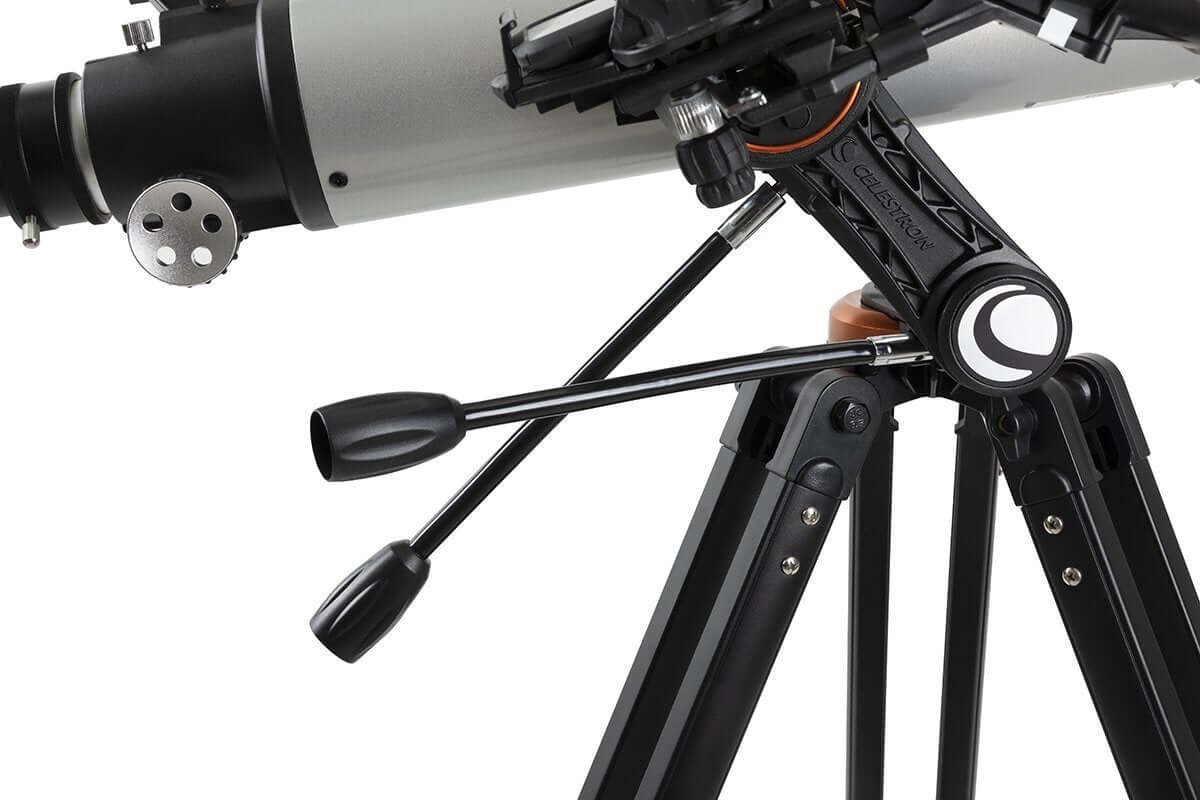 Dettaglio del telescopio Celestron Starsense Explorer DX 102AZ su treppiede, tecnologia di puntamento facilitata per osservare il cielo.