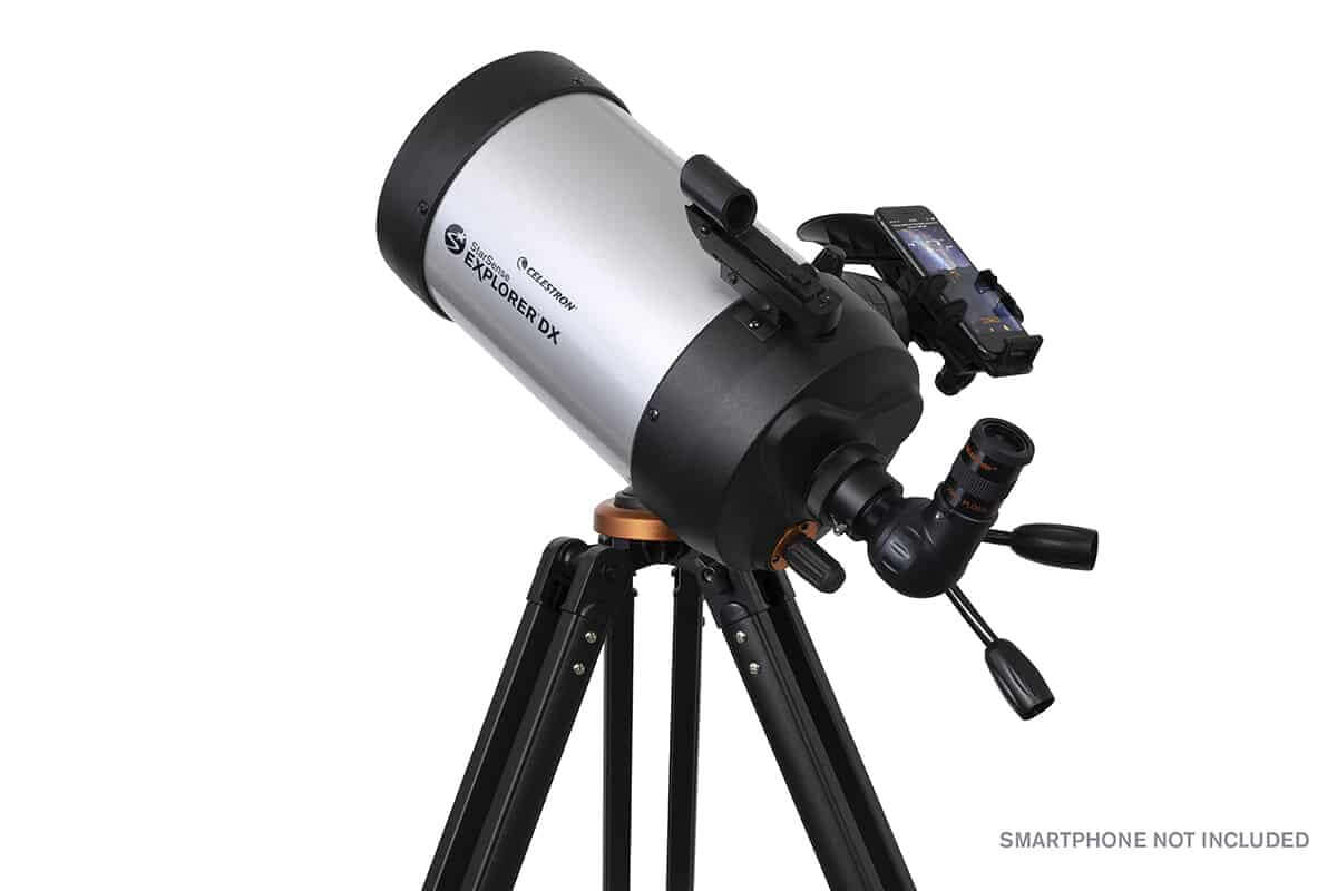 Telescopio Celestron StarSense Explorer DX 5SC con montatura altazimutale e supporto smartphone.