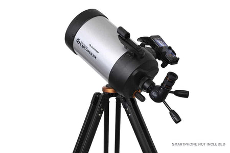 Telescopio Celestron StarSense Explorer DX 5SC con montatura altazimutale e supporto smartphone.