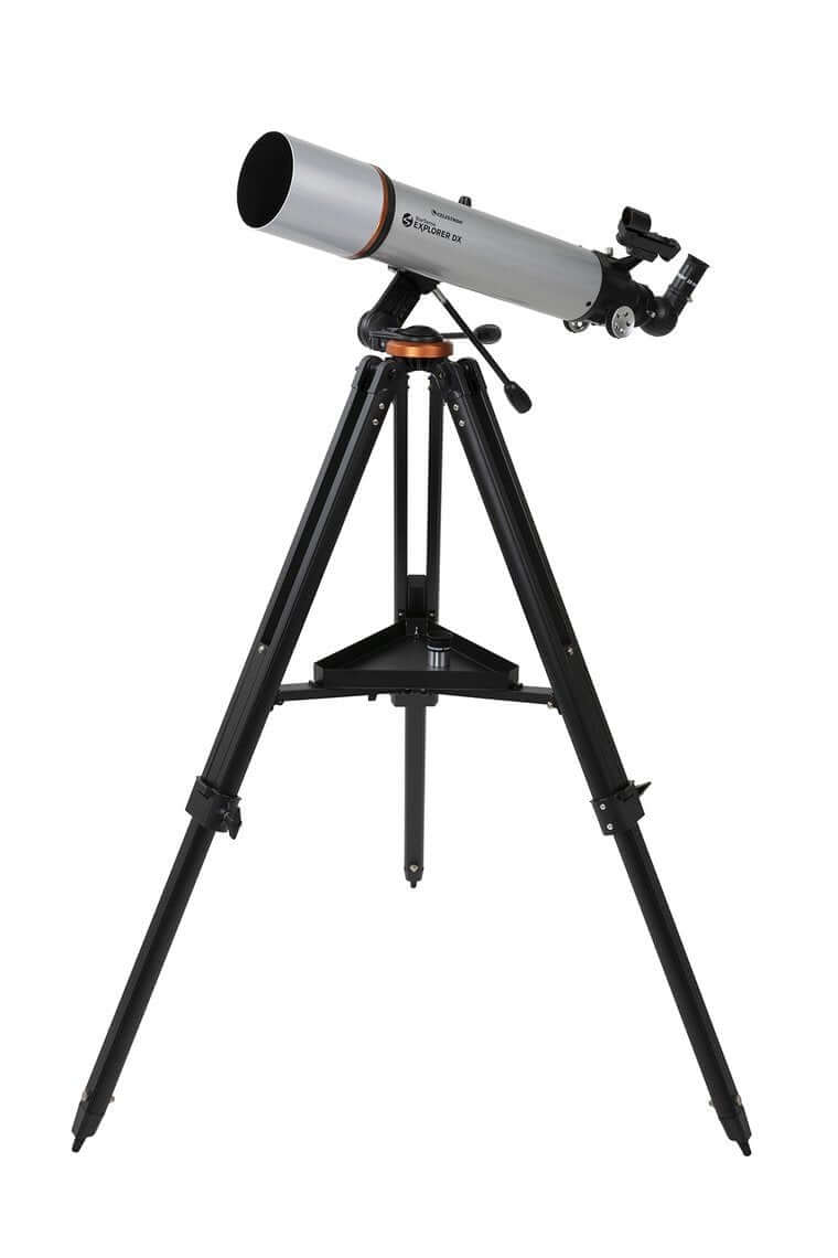 Telescopio Celestron StarSense Explorer DX 102AZ su treppiede nero, ideale per l'osservazione del cielo notturno con tecnologia avanzata.