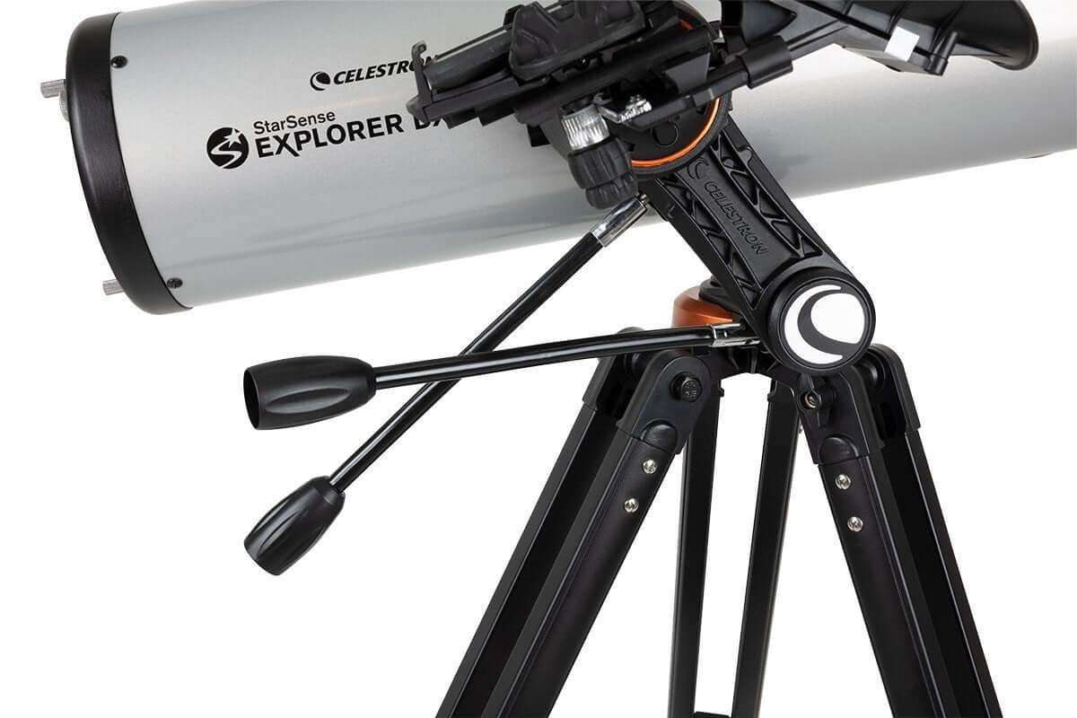 Telescopio Celestron StarSense Explorer DX 130AZ su treppiede, sistema di puntamento avanzato per l'osservazione del cielo notturno.