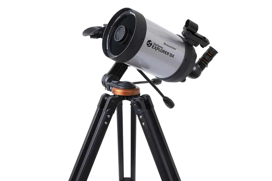 Telescopio Celestron StarSense Explorer DX 5SC su treppiede, innovativo per osservazioni del cielo notturno.