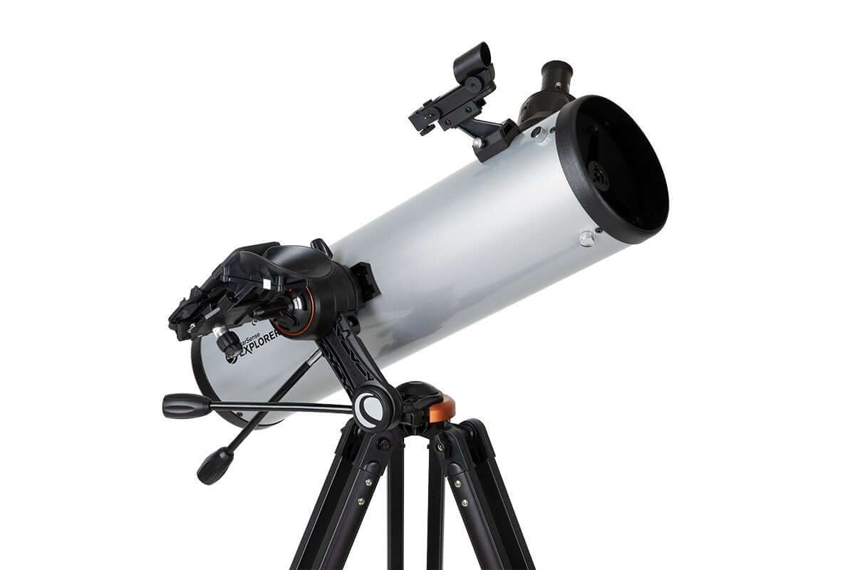 Telescopio Celestron Starsense Explorer DX 130AZ su treppiede, sistema di puntamento innovativo per osservare il cielo notturno.