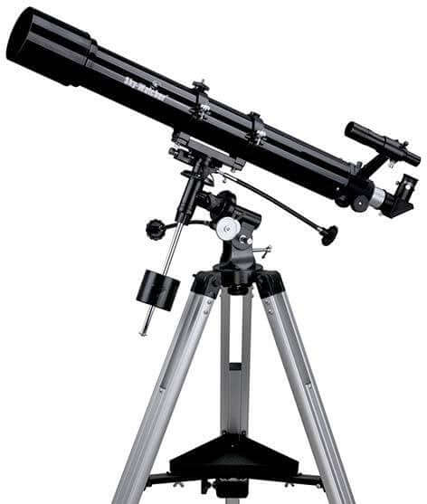 Telescopio rifrattore SkyWatcher Evostar 90 EQ2 con montatura equatoriale e treppiede in alluminio, ideale per l'astronomia.