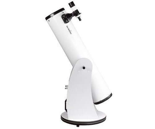 Telescopio SkyWatcher Dobson Skyliner 203/1200 Classic con specchio parabolico in Pyrex e basamento in legno, vista laterale.