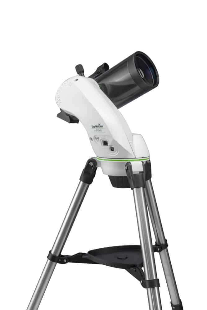 Telescopio SkyWatcher Mak 102/1300 AZ-GO2 con montatura Wi-Fi, design elegante e moderno su treppiede.