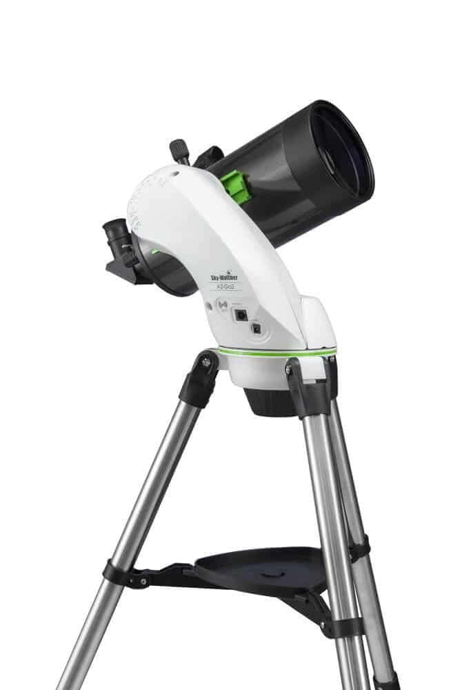 Telescopio SkyWatcher Mak 127/1500 su montatura AZ-GO2, tecnologia Wi-Fi SynScan per facile allineamento e puntamento, design moderno.
