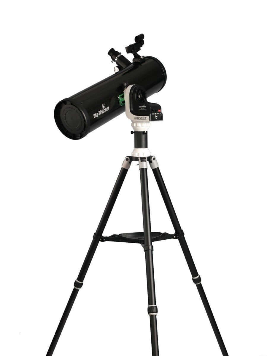 Telescopio SkyWatcher Newton 130 AZGTi su montatura Wi-Fi AZ-GTi, con cercatore Reddot, focalizzato su treppiede motorizzato.