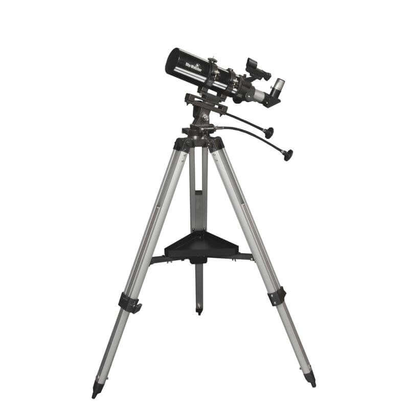 Telescopio SkyWatcher Rifrattore 80/400 AZ3 su treppiede, ideale per osservazioni astronomiche a largo campo di ammassi e galassie.