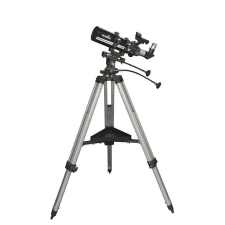 Telescopio SkyWatcher Rifrattore 80/400 AZ3 su treppiede, ideale per osservazioni astronomiche a largo campo di ammassi e galassie.