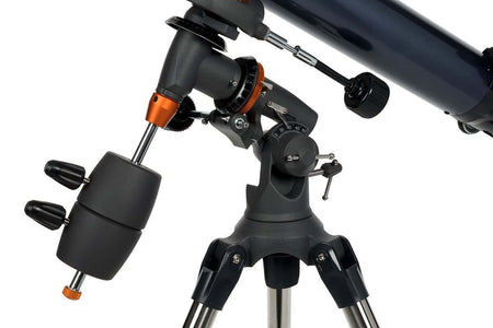 Telescopio Celestron Astromaster 90EQ con treppiede in acciaio e montatura equatoriale per osservazioni astronomiche dettagliate.