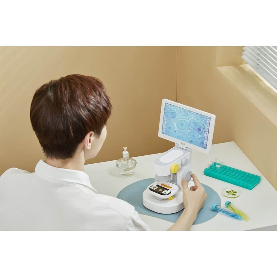 Uomo utilizza il microscopio digitale DiProgress MX con schermo LCD touch per ingrandimenti di minerali e tessuti in laboratorio.