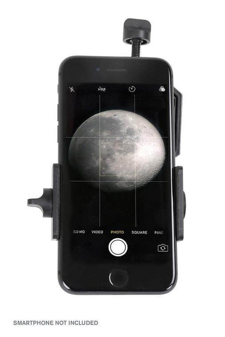 Adattatore universale per smartphone montato su telescopio con immagine della luna visibile sullo schermo. Smartphone non incluso.