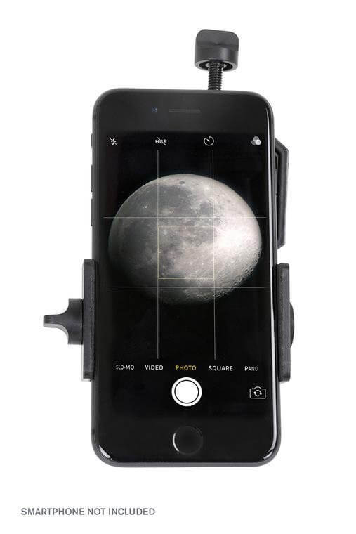 Adattatore universale per smartphone montato su telescopio con immagine della luna visibile sullo schermo. Smartphone non incluso.