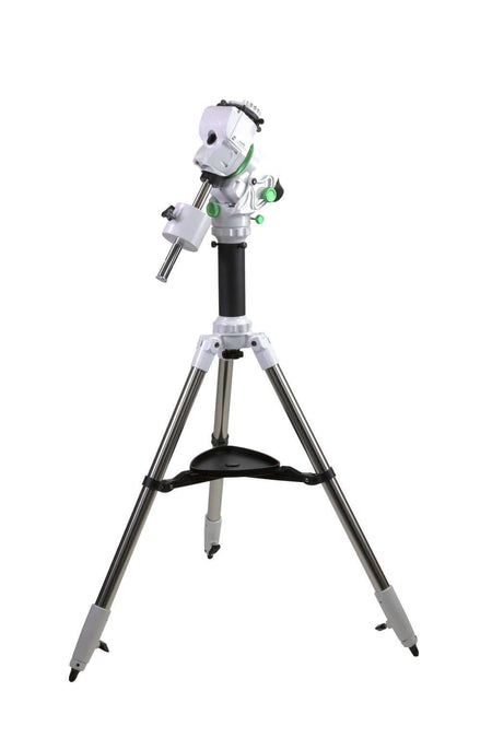 Astroinseguitore SkyWatcher Star Adventurer GTI con treppiede per astrofotografia e osservazione del cielo, compatto e leggero.