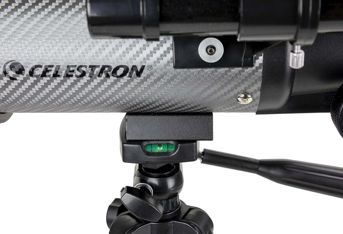 Primo piano del telescopio Celestron Travelscope 70 DX con treppiede in alluminio, perfetto per osservazioni terrestri e astronomiche.