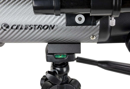 Primo piano del telescopio Celestron Travelscope 70 DX con treppiede in alluminio, perfetto per osservazioni terrestri e astronomiche.