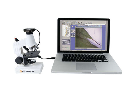 Microscopio biologico Celestron connesso a laptop per osservazioni ottiche e digitali, incluso software per riprese foto e video.