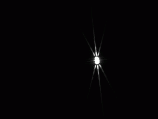Effetto di diffrazione creato dalla maschera di Bahtinov su una stella durante il processo di messa a fuoco astrofotografica