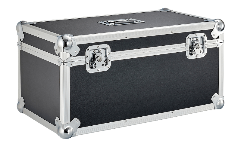 Flight case nero chiuso con angoli rinforzati in metallo