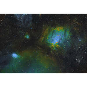 Immagine di un'area del cielo con nebulose colorate e stelle.