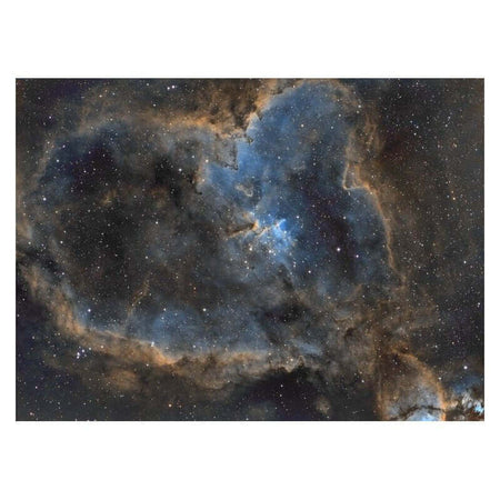 Immagine della Nebulosa Cuore nel profondo spazio, catturata con un telescopio APO per astronomia avanzata.