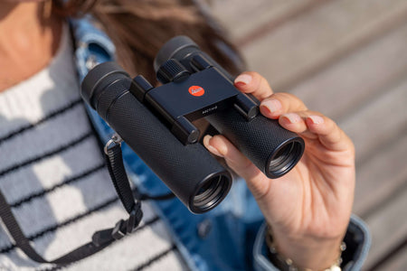 Leica Noctivid Compact 8x25 pelle in mano