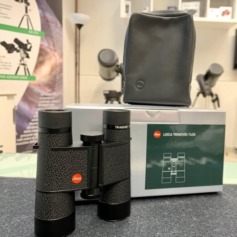 Leica Trinovid Classic 7x35 Binocolo con custodia e scatola, design nero elegante, ideale per viaggi e osservazioni panoramiche.