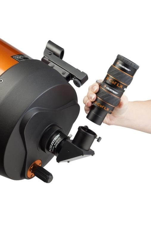 Montaggio della lente di Barlow Celestron X-CEL LX 2x APO su telescopio per osservazioni astronomiche ad alta definizione.