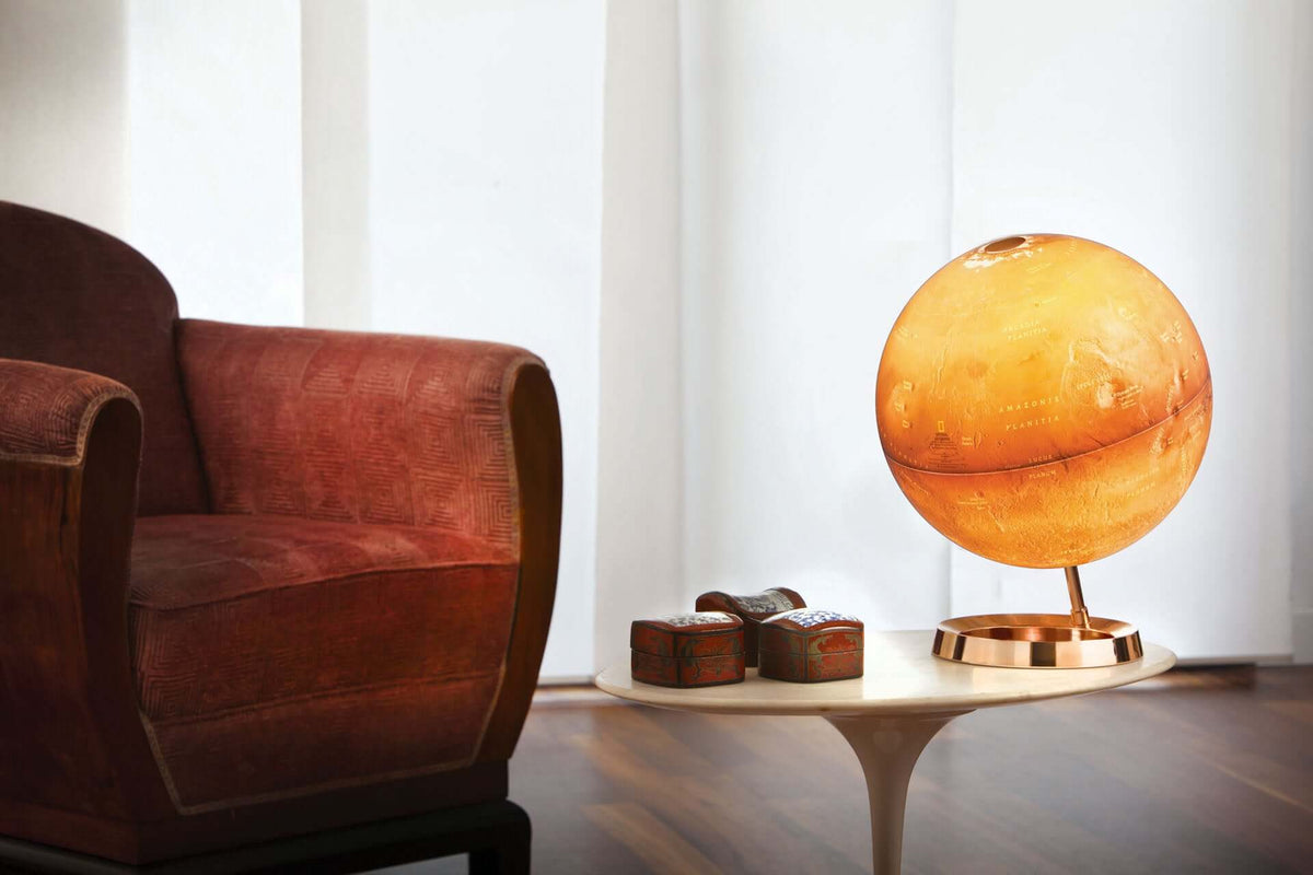 DiProgress Mappamondo Marte NATGEO illuminato in un salotto elegante