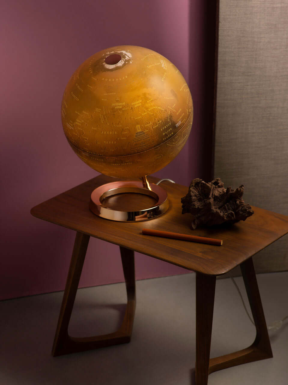 Mappamondo DiProgress Mappamondo Marte NATGEO su tavolo in legno