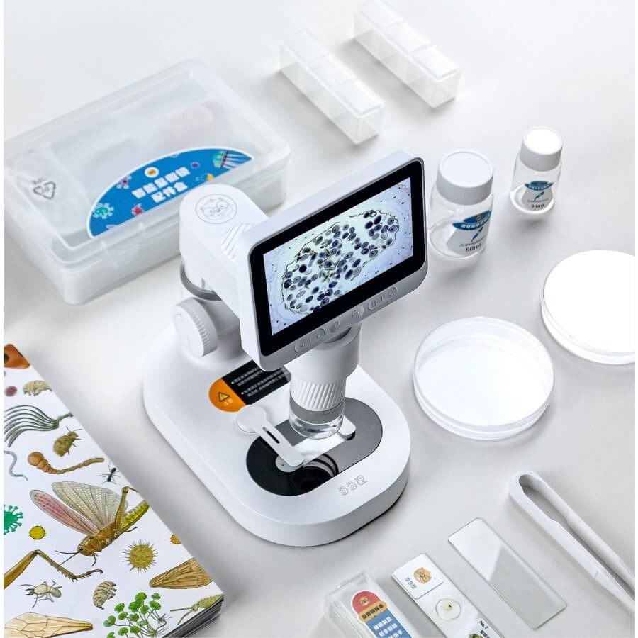 Microscopio digitale DiProgress M2A con schermo LCD e accessori per osservazione minerali e organismi, vista angolare.