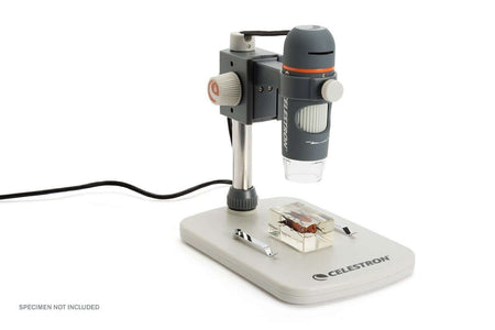 Microscopio digitale Celestron con stativo regolabile e cavo USB per immagini dettagliate, compatibile con Windows e Mac.