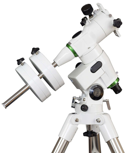 Montatura equatoriale SkyWatcher EQ5 con treppiede in acciaio, manopole micrometriche, predisposizione per cannocchiale polare.