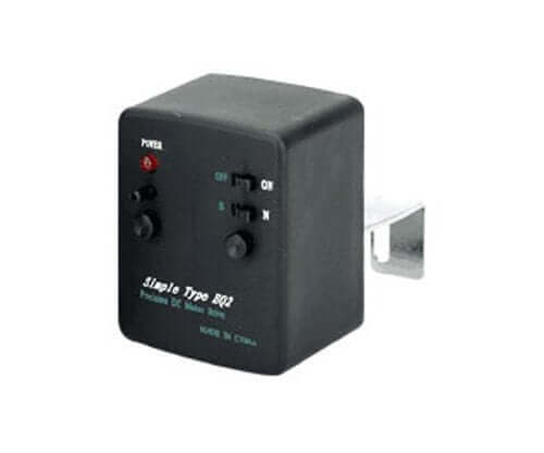 Motore economy SkyWatcher AR per montature EQ2, nero, singolo asse, vista frontale con controlli visibili.