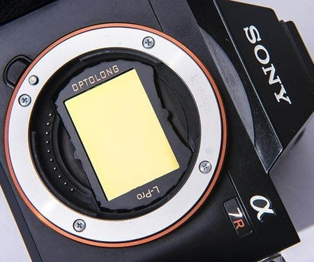 Filtro Optolong L-Pro Clip su fotocamera Sony Alpha, riduce inquinamento luminoso, ideale per nebulose, fotografia astronomica.