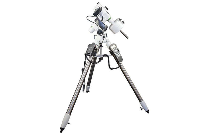 Montatura equatoriale SkyWatcher EQ5 Synscan GOTO con treppiede e pulsantiera per astrofotografia e osservazione.
