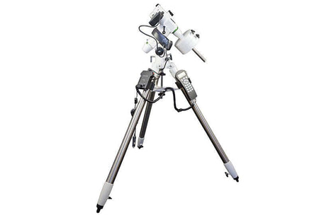 Montatura equatoriale SkyWatcher EQ5 Synscan GOTO con treppiede e pulsantiera per astrofotografia e osservazione.