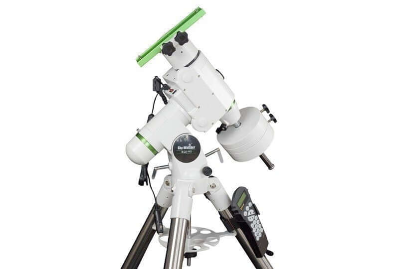 Montatura equatoriale SkyWatcher HEQ5 Synscan con funzione Go-To per astronomia, inclusa alimentazione 220V, su treppiede metallico.