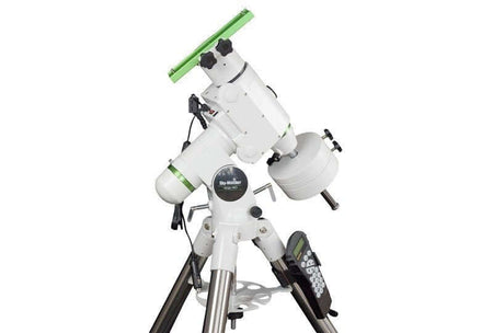 Montatura equatoriale SkyWatcher HEQ5 Synscan con funzione Go-To per astronomia, inclusa alimentazione 220V, su treppiede metallico.