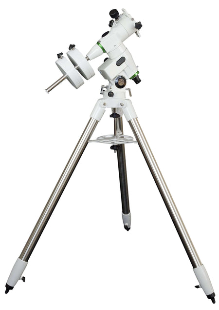 Montatura equatoriale SkyWatcher EQ5 con treppiede regolabile in acciaio e supporto per motorizzazione opzionale.