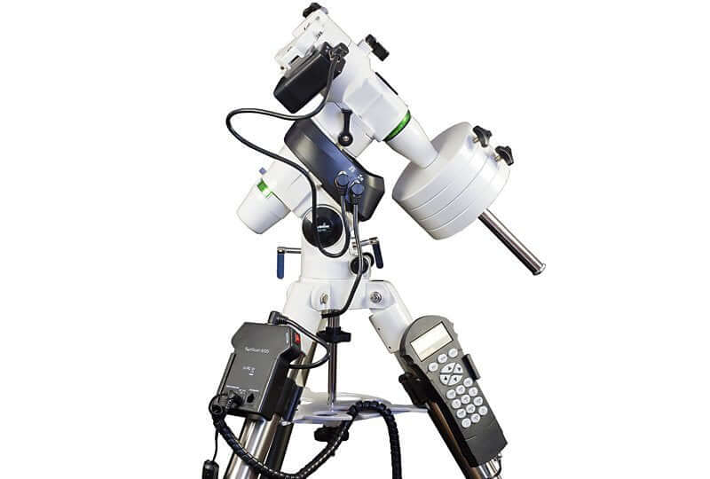 Montatura Equatoriale Sky-Watcher EQ5 SynScan GOTO con treppiede regolabile, pulsantiera e motore per astrofotografia e osservazione.