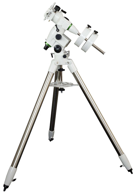Montatura equatoriale SkyWatcher EQ5 con treppiede in acciaio, manopole micrometriche e supporto per cannocchiale polare opzionale.