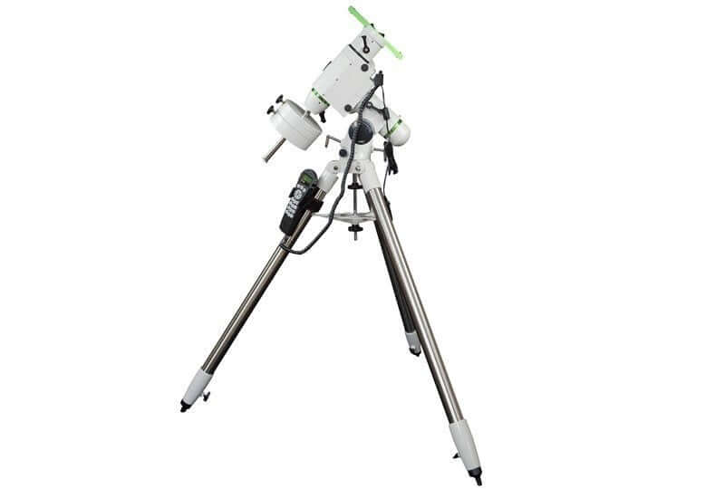 Montatura equatoriale SkyWatcher HEQ5 Synscan Go-To di alta qualità con capacità di carico fino a 15 kg, include alimentatore.