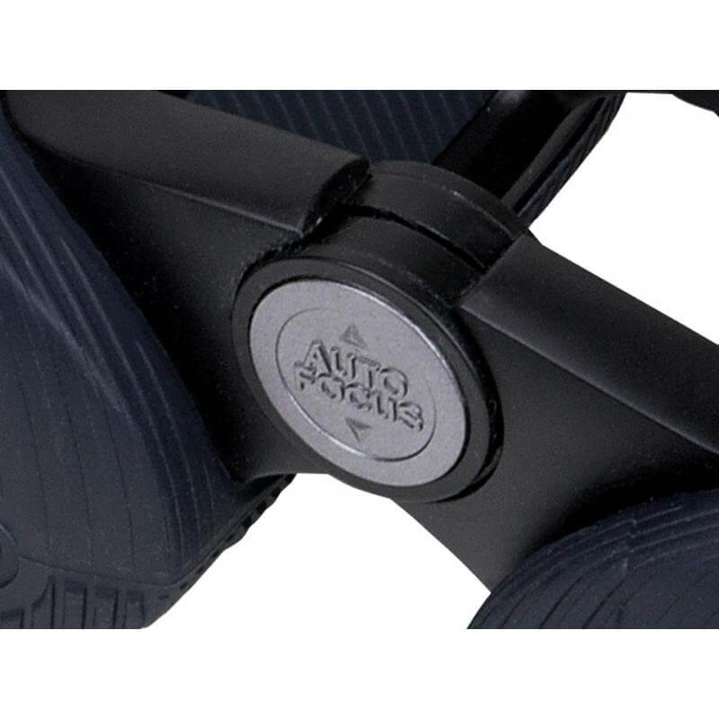 Dettaglio dell'autofocus sui binocoli Steiner Navigator 7x50C, design robusto e avanzato per navigazione sicura e precisa.